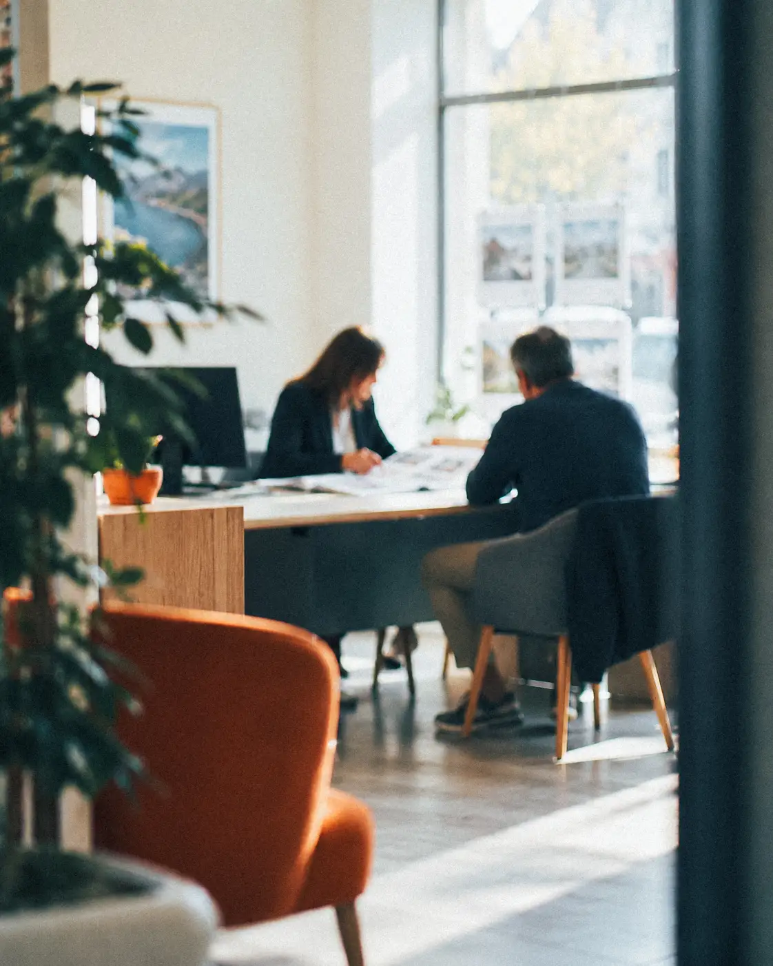 Conseiller et client dans une agence lumineuse