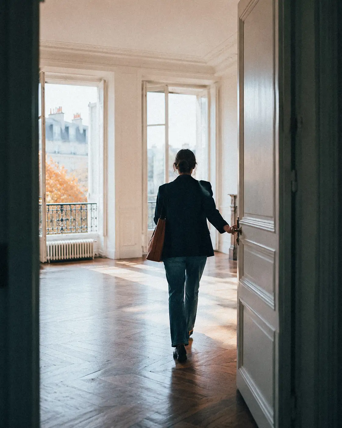 Agent immobilier ouvrant un appartement lumineux