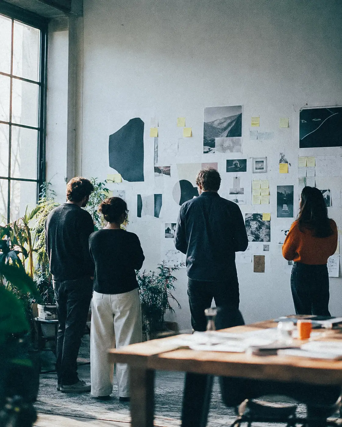 Équipe produit devant un mur de recherches