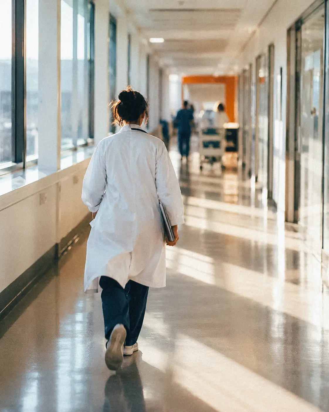 Médecin dans un couloir d'hôpital lumineux