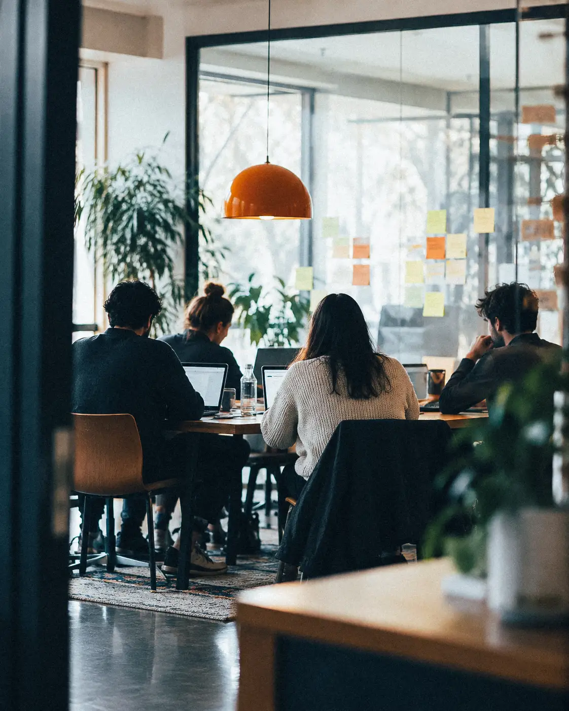 Équipe de développement autour d'une table